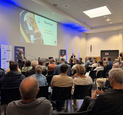🏆 Le sport de haut niveau, moteur de performance individuelle et d'attractivité des territoires
Notre conférence organisée à la Foire de Châlons-en-Champagne a tenu toutes ses promesses ! 🎤
Merci à notre Vice-Président Michel Lequeux, à nos 5 intervenants pour la richesse de leurs échanges, et à notre animateur Julien Lampin pour avoir mené ce moment avec brio.
📌 Ce qu'il faut retenir : quand un athlète brille, c'est tout un territoire qui en profite. Mais rien ne s'improvise : infrastructures, moyens humains et financiers, engagement dans la durée... et surtout une dynamique collective, entre clubs, entreprises, mécènes, collectivités et État.
Paris 2024 a ouvert de belles perspectives. Reste à transformer l'élan en politiques sportives durables. 🙌
Merci à tous nos intervenants et partenaires pour cette belle matinée !
#SportHautNiveau #Territoires #Paris2024 #CROSGrandEst #Chalons #FoireDeChalons