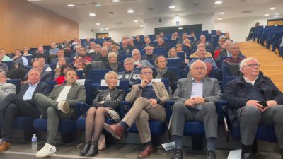 🎉 𝑭é𝒍𝒊𝒄𝒊𝒕𝒂𝒕𝒊𝒐𝒏𝒔 𝒂𝒖𝒙 𝟑𝟕 𝒏𝒐𝒖𝒗𝒆𝒍𝒍𝒆𝒔 𝒄𝒐𝒎𝒎𝒖𝒏𝒆𝒔 𝒆𝒕 𝒗𝒊𝒍𝒍𝒆𝒔 𝒍𝒂𝒃𝒆𝒍𝒍𝒊𝒔é𝒆𝒔 !

Vendredi 28 novembre, Jean-Marc Haas Becker, Président du CROS Grand Est, et Michel Lequeux, Vice-Président en charge des labels, ont ouvert cette belle cérémonie de labellisation à la Maison Régionale des Sports.

Nous sommes fiers d'annoncer que 𝟏𝟔𝟕 𝒄𝒐𝒎𝒎𝒖𝒏𝒆𝒔 𝒅𝒆 𝒏𝒐𝒕𝒓𝒆 𝒕𝒆𝒓𝒓𝒊𝒕𝒐𝒊𝒓𝒆 portent désormais ce label, témoignant de leur engagement fort en faveur du sport et de ses valeurs.

Un grand bravo à toutes les communes nouvellement labellisées pour leur investissement au service de la pratique sportive et de l'animation de leur territoire ! 👏

Nous remercions tout particulièrement pour leur présence et leur soutien : 

✅ Emmanuel THIRY, Délégué Régional Académique à la Jeunesse à l'Engagement et aux Sports (DRAJES Grand Est)
✅Guillaume Maréchal, Vice-Président de la Région Grand Est

Cette cérémonie a également été l'occasion d'échanger autour du plaidoyer 