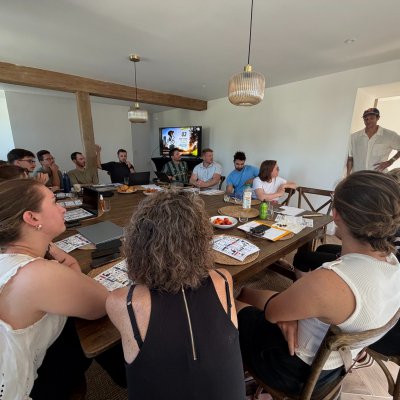 👥 𝐒é𝐦𝐢𝐧𝐚𝐢𝐫𝐞 𝐝𝐮 𝐂𝐑𝐎𝐒 𝐆𝐫𝐚𝐧𝐝 𝐄𝐬𝐭 à @lafarm , 𝐞𝐧𝐭𝐫𝐞 𝐯𝐢𝐠𝐧𝐞𝐬 𝐜𝐡𝐚𝐦𝐩𝐞𝐧𝐨𝐢𝐬𝐞𝐬 𝐞𝐭 𝐟𝐨𝐫ê𝐭 𝐦𝐚𝐫𝐧𝐚𝐢𝐬𝐞
👉🏻 Un lieu rare, pensé autour du sport, de l’exigence et du territoire. Exactement là où nous devions être.
La rencontre avec Matthias Dandois (𝟭𝟬𝙭 𝘽𝙈𝙓 𝙒𝙤𝙧𝙡𝙙 𝘾𝙝𝙖𝙢𝙥𝙞𝙤𝙣) a naturellement prolongé ces résonances : ses valeurs, sa vision, son rapport au mouvement sportif, tout converge avec ce que le CROS GRAND EST s’engage à construire : un sport fort, utile, moderne et tourné vers l’avenir 🚀
↪️Des synergies s’esquissent. Des projets se dessinent. À suivre de près.
Amélie Oudéa-Castéra | France Olympique | @gilles.erb | @matthiasdandois | @oudeacastera_officiel | @franceolympique